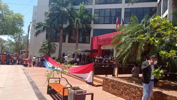 Funcionarios de la Municipalidad de San Lorenzo exigen pago de salario