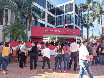 San Lorenzo: funcionarios toman Municipalidad y exigen cobrar salarios atrasados - ADN Digital