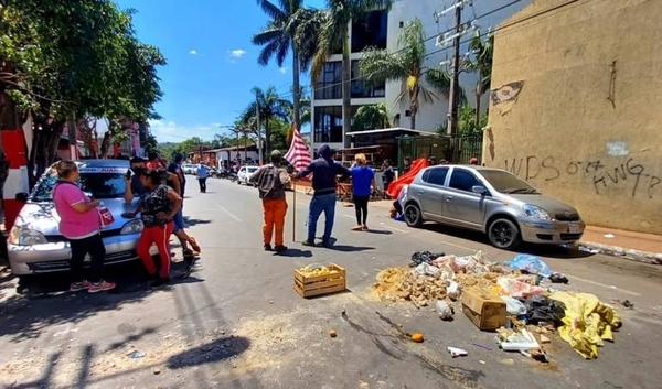 Diario HOY | Funcionarios sitiaron muni de San Lorenzo y cerraron calles ante falta de pago de salarios