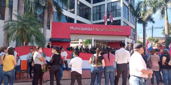 Funcionarios de la municipalidad de San Lorenzo reclaman cobrar salarios atrasados de dos meses