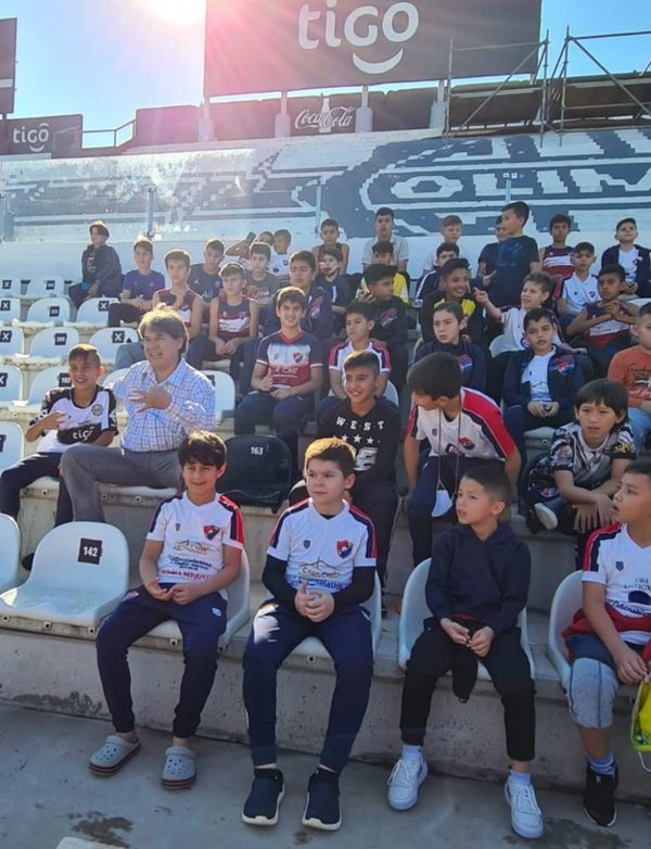 Inferiores del club Nacional visita instalaciones de Olimpia