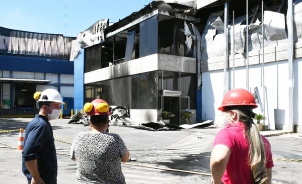 Diario HOY | Ministerio del Ambiente y Municipalidad inspeccionan el frigorífico siniestrado