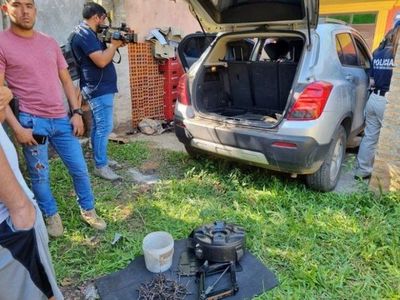 Policía allana aguantadero de presunta gavilla de robacoches y sicarios en Villa Elisa