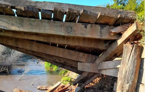 Puente a punto de colapsar en Yuty: “Arriesgamos nuestras vidas”, dice docente