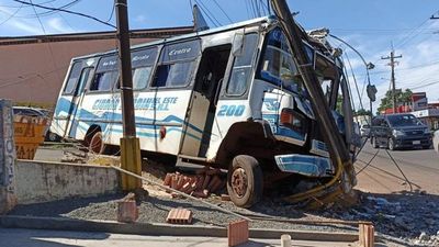 Bus queda incrustado entre dos columnas en Ciudad del Este