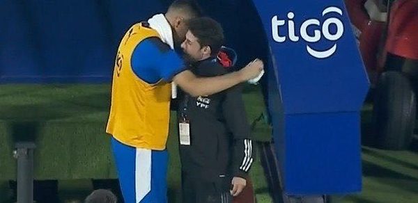 Pablo Aimar regaló una camiseta de Messi a su amigo 'Tacuara' Cardozo