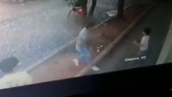 Motochorros asaltan a dos niños en la calle y se llevan sus celulares