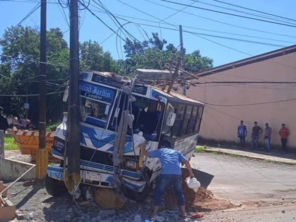 Bus “chatarra” choca contra columnas en Ciudad del Este - ABC en el Este - ABC Color