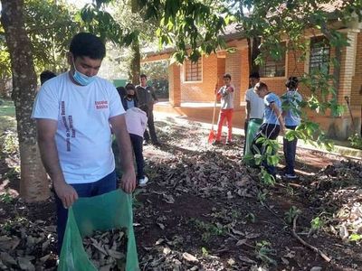 Minga ambiental movilizó a funcionarios de varias instituciones en Juan León Mallorquín - ABC en el Este - ABC Color