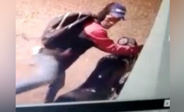 Buscan identificar a delincuente que hurtó una moto de un inquilinato