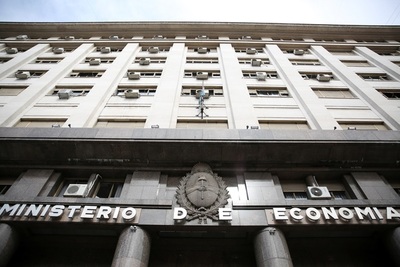 Argentina coloca deuda en el mercado local por 2.083 millones de dólares - MarketData