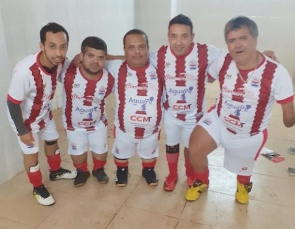 Crónica / Los ¡Karape Mbarete! buscan costear pasaje