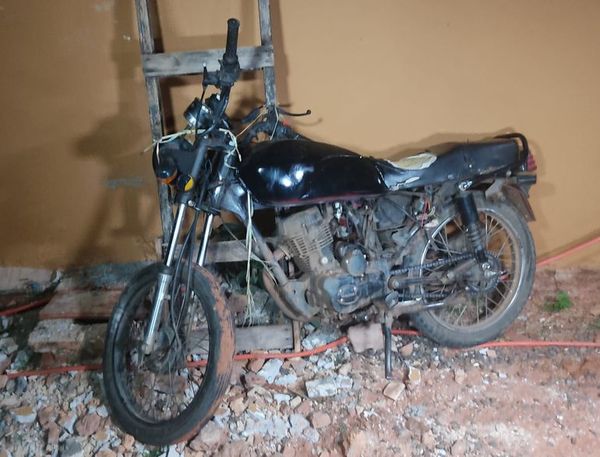 Tras persecución, motochorros caen al cauce de un arroyo en Ñemby - Nacionales - ABC Color