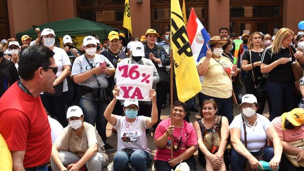 Docentes insisten con el reajuste del 16% en enero