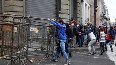 Nuevos enfrentamientos entre policías y manifestantes en el segundo día de paro en Ecuador | Ñanduti