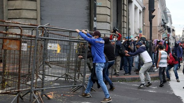 Nuevos enfrentamientos entre policías y manifestantes en el segundo día de paro en Ecuador | Ñanduti