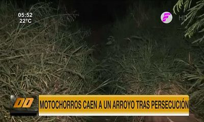Motochorros caen a un arroyo tras persecución en Ñemby | Telefuturo