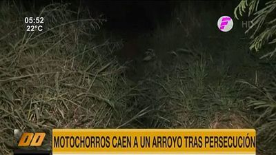 Motochorros asaltaron a una mamá y huyendo de la policía cayeron a un arroyo