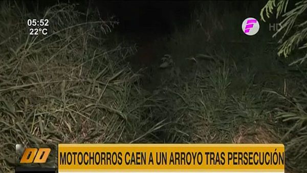 Motochorros asaltaron a una mamá y huyendo de la policía cayeron a un arroyo