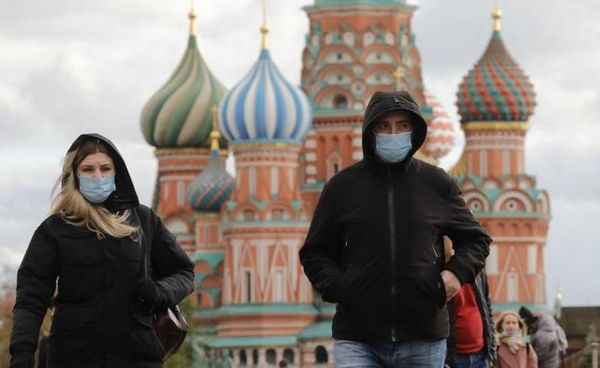 Tras nuevo récord de muertes y contagios por covid, Rusia vuelve a confinarse