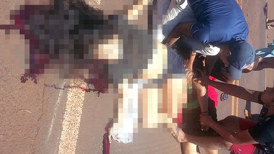 Menor y su acompañante mueren tras chocar con su moto contra un camión - La Clave