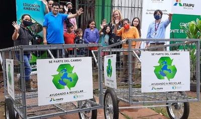 Familias del barrio San Miguel reciben carritos recolectores de residuos reciclables