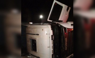 Camión cargado con cerdos vuelca y conductor resulta con lesiones