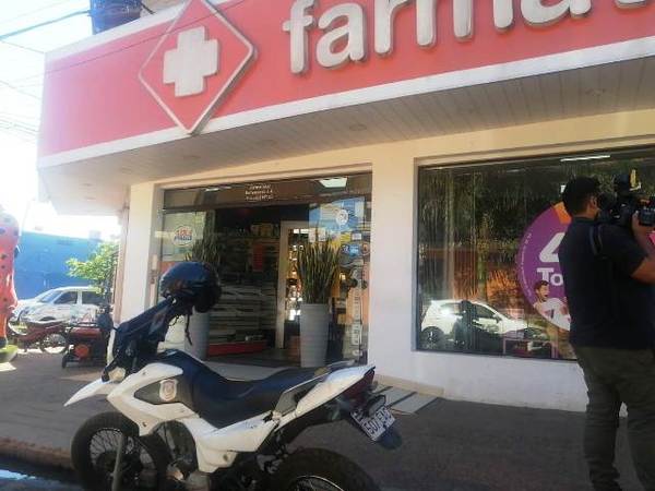 Ladrones roban auto y asaltan farmacia en Luque •