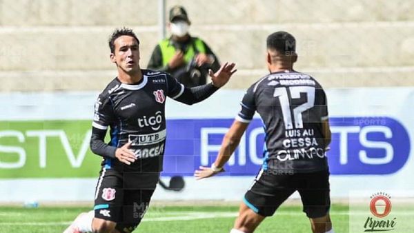 Gustavo Cristaldo marca un golazo en el fútbol boliviano