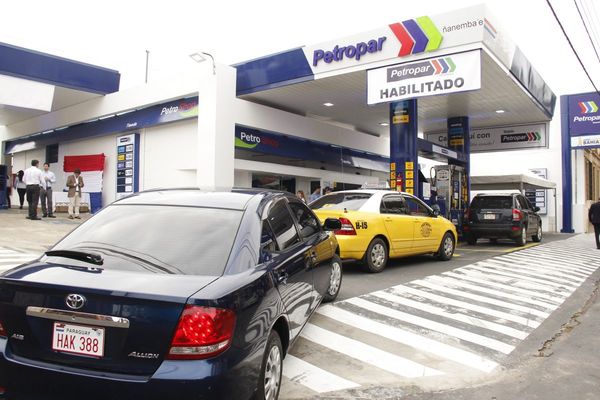 Diputados instan a Petropar a tomar medidas para mantener el precio de los combustibles - ADN Digital