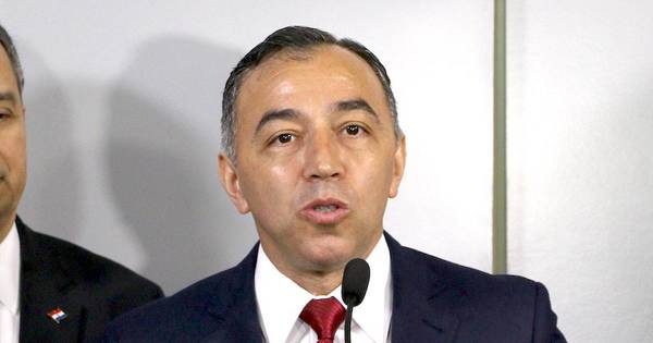 La Nación / “Declaraciones como las de Fuster desgastan a este gobierno”, afirma titular de la UIP
