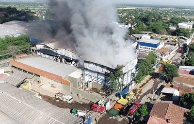 Incendio de frigorífico: “Peritaje queda a cargo de la empresa”, señala bombero - Nacionales - ABC Color