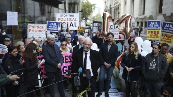 Abogado de Assange insiste en el riesgo de suicidio