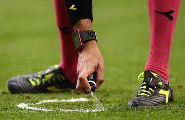 Condenan a la FIFA en Brasil a indemnizar al inventor del 'spray' arbitral - El Independiente