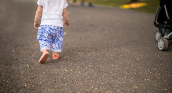 Crónica / Insólito: Peque de 3 años fue aplastado por auto pero ¡no le pasó nada!