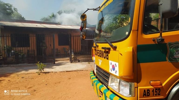 Diario HOY | Bomberos controlan incendio en vivienda de Ñemby