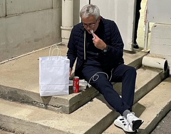 ¿Qué le pasó?: Mou cenó en las escaleras