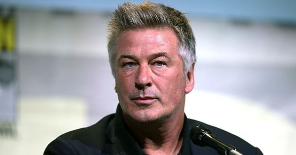 Alec Baldwin reaparece públicamente tras fatal disparo en “Rust” - SNT