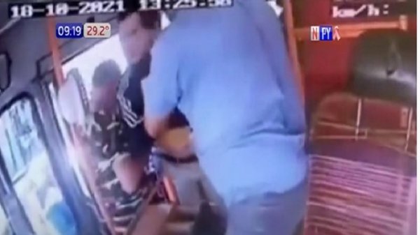 Brutal agresión a chófer de transporte público | Noticias Paraguay