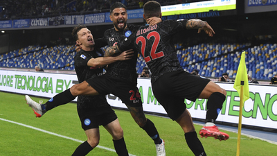 Napoli golea y alcanza al Milan en la cima