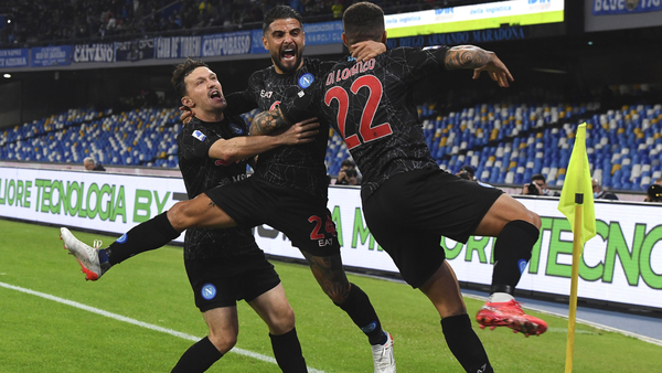 Napoli golea y alcanza al Milan en la cima