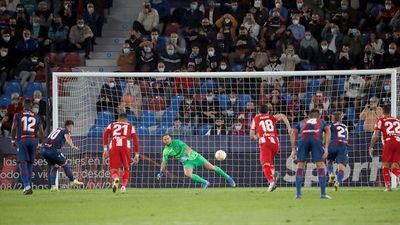 El Levante neutraliza al Atlético con dos penales