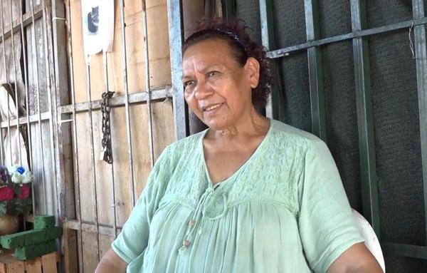 Ña Catalina, la vendedora de flores que da amor a gatitos abandonados en cementerio