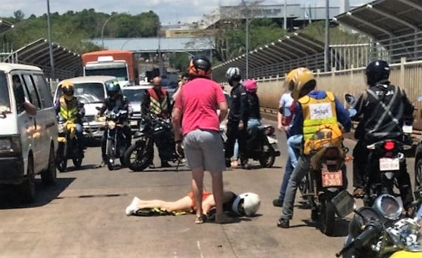 Choque FRONTAL entre motos sobre el Puente de la Amistad deja un MUERTO