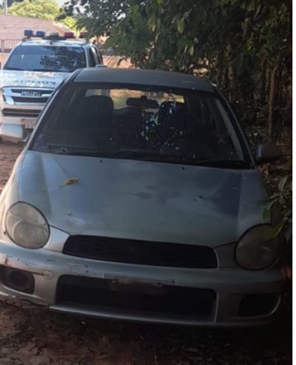Abandonan auto usado en golpe a una farmacia de Luque - Nacionales - ABC Color
