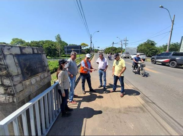 Hundimiento del asfalto en la cabecera del Puente de Ñeembucú causó susto a los pobladores. - Nacionales - ABC Color
