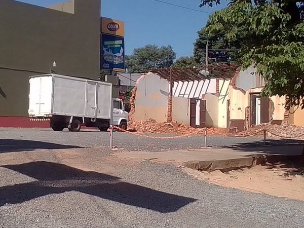 Casona histórica de Guarambaré se cae a pedazos por inacción de la municipalidad y la SNC - Nacionales - ABC Color