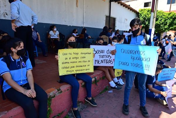 Alumnos protestaron por más aulas. Hace tres años dan clases bajo árboles - Nacionales - ABC Color