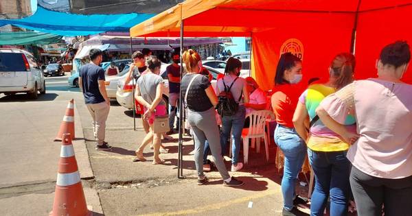 La Nación / Desorganizado funcionamiento de vacunatorios contra el COVID-19 en CDE