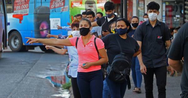 La Nación / Denuncian que reguladas de buses públicos siguen